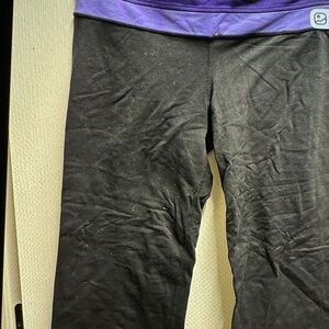Lululemon women’s Black and Purple  capri leggings size 10/ NWOT 66